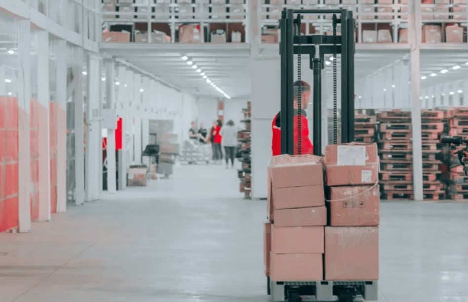 Truck med kartonger i Apoteas logistikcenter i Morgongåva