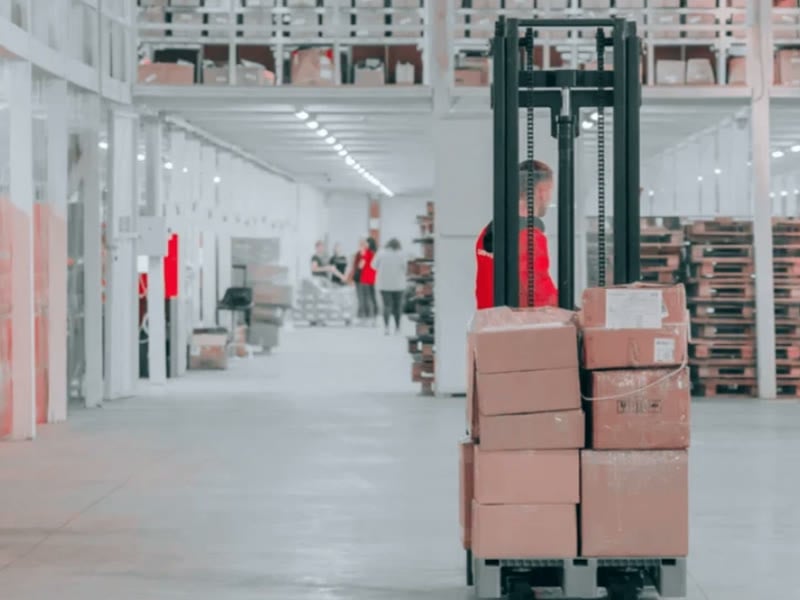 Truck med kartonger i Apoteas logistikcenter