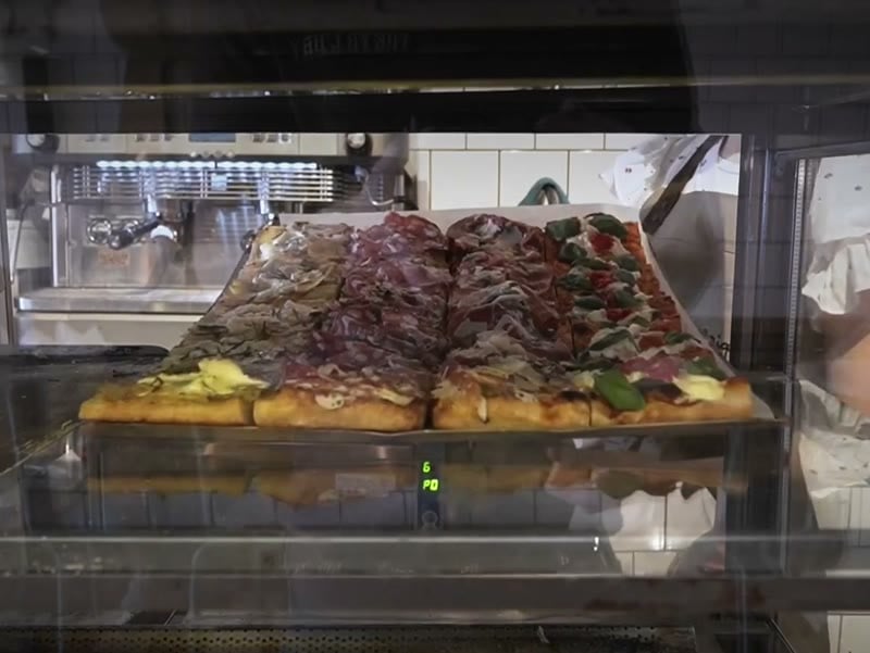 Bakverk i disken hos Fabrique Stenugnsbageri