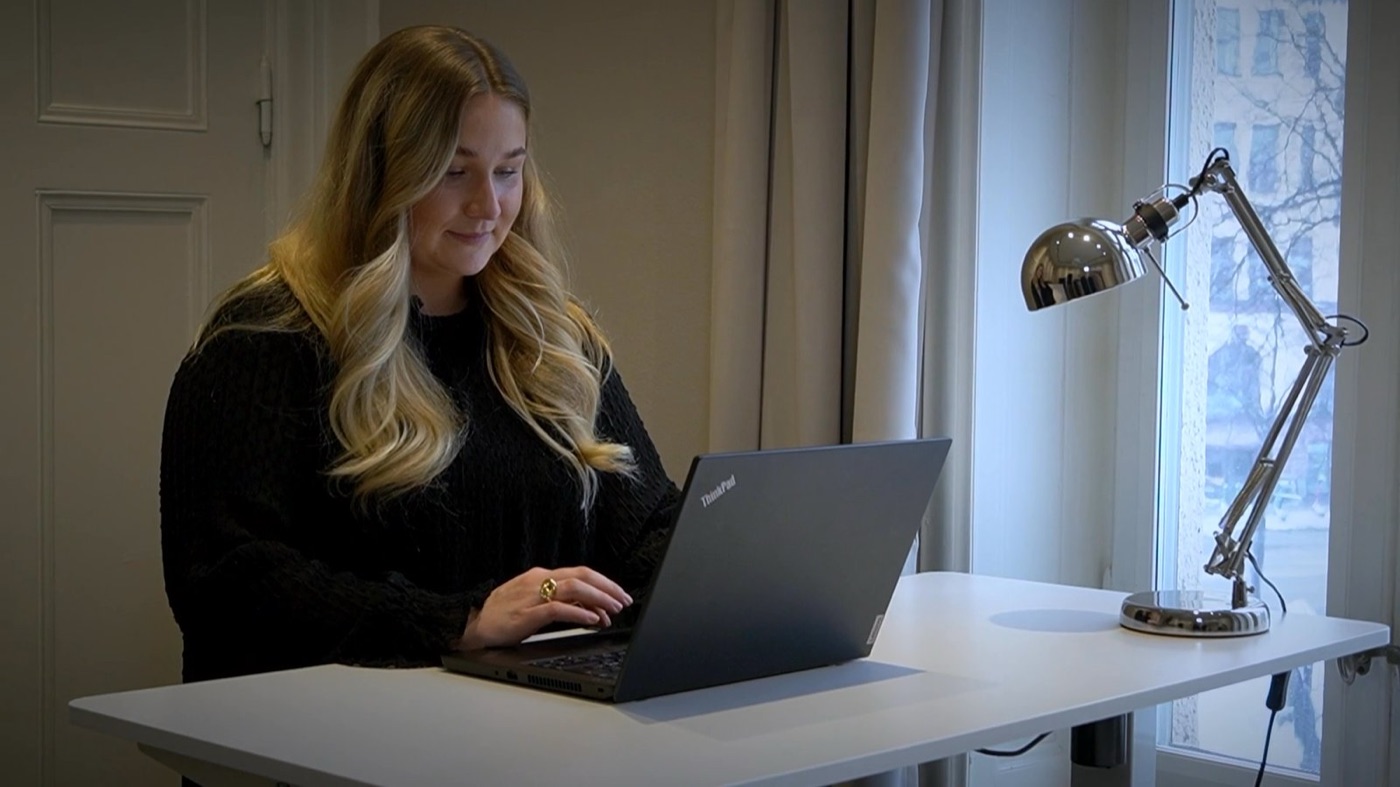 En rekryterare vid en bärbar dator på Highers kontor