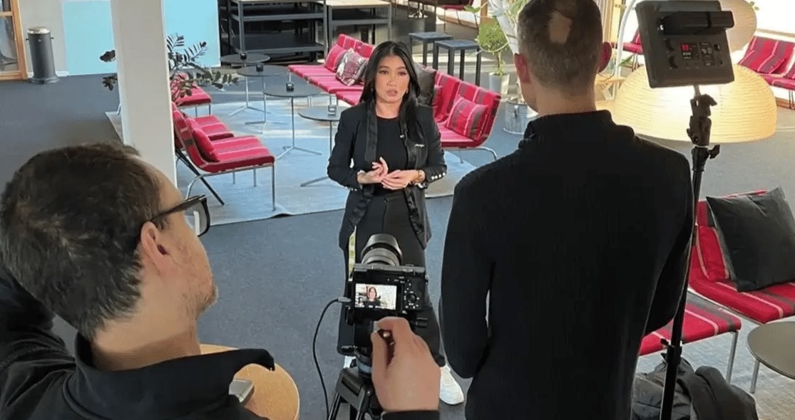 Inspelning av en filmad platsannons: en medarbetare pratar framför kameran i ett kontor