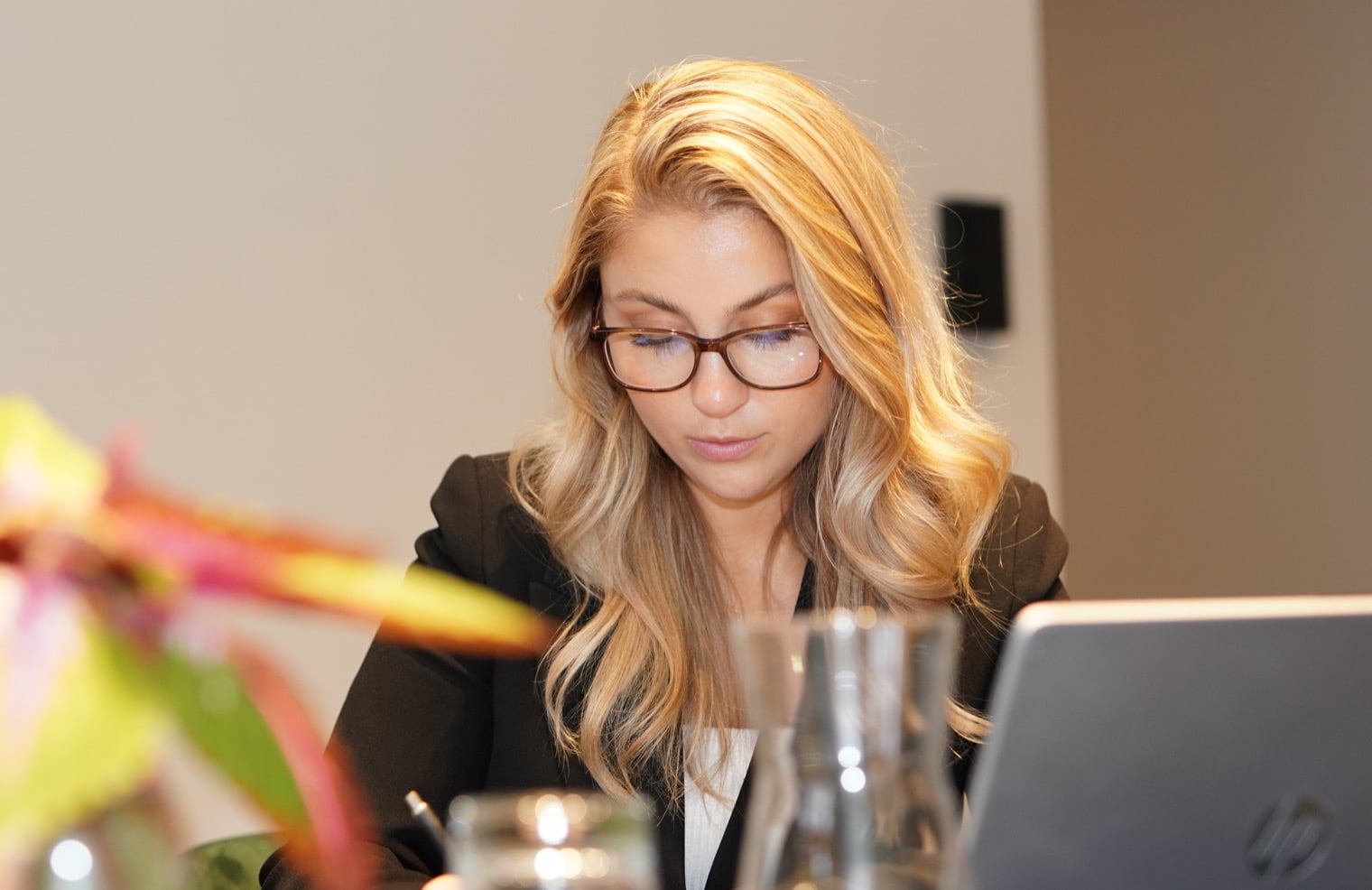 Medarbetare på Highers kontor arbetar vid en dator